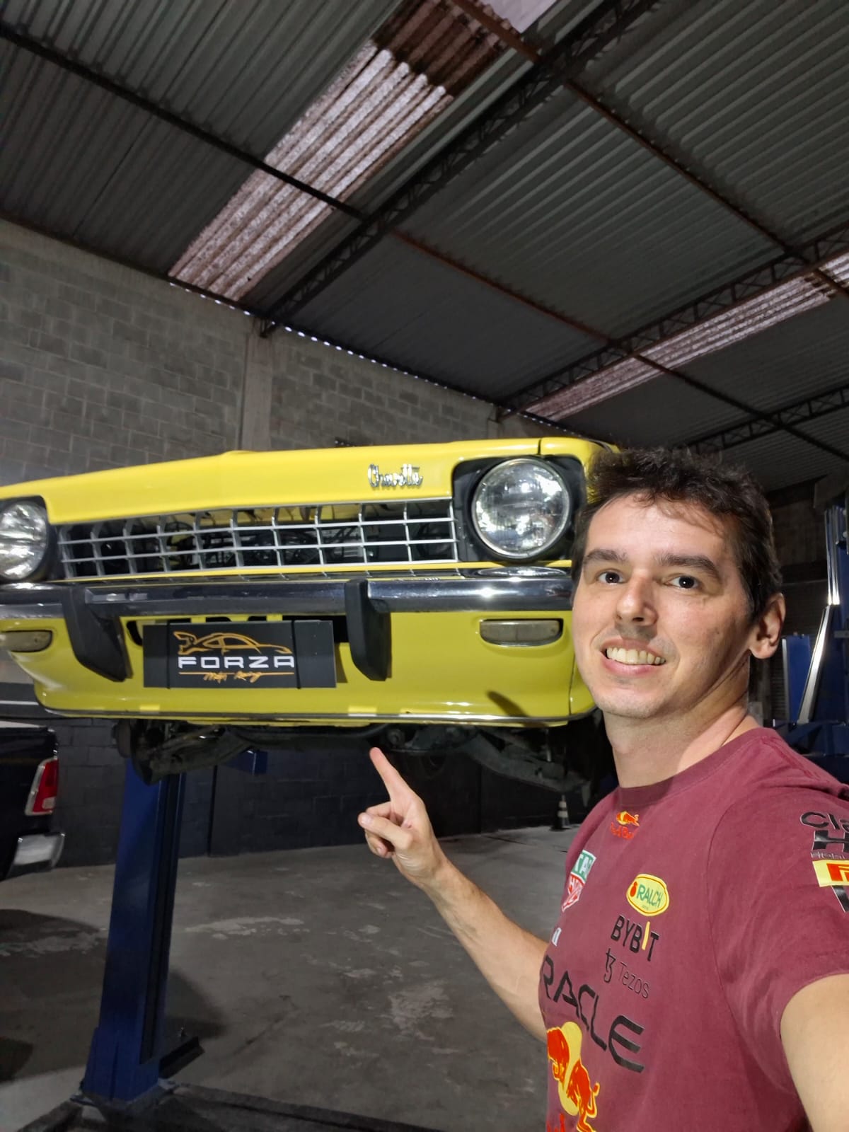 Chevette amarelo na rampa